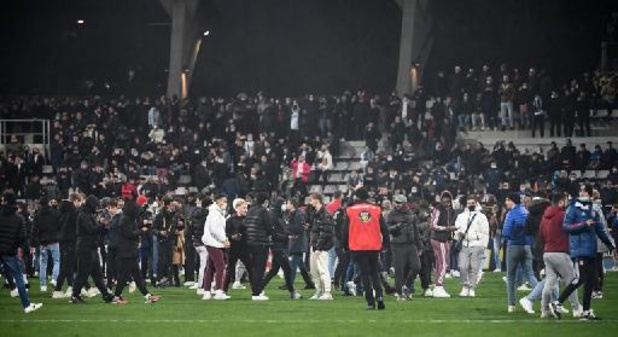 Le match Paris-FC-Lyon définitivement arrêté après des incidents