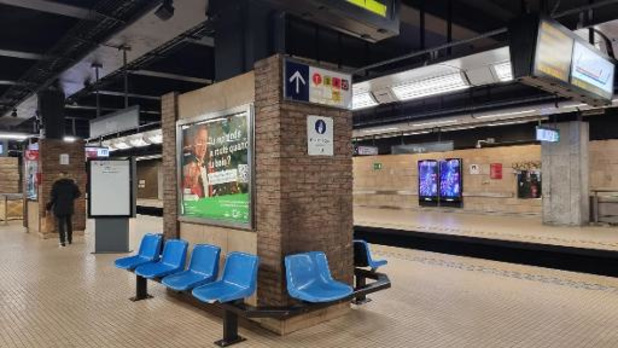 Vrouw op sporen geduwd in metrostation Rogier