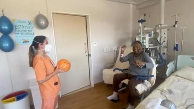 Voetballegende Pelé ligt opnieuw in ziekenhuis voor behandeling van darmtumor
