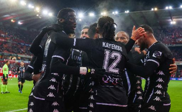 Jupiler Pro League - Standard lijdt schaamtelijke thuisnederlaag in derby tegen Charleroi, fans ontsieren duel
