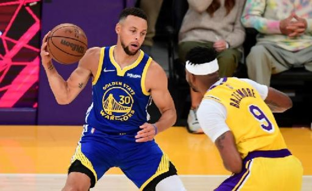 NBA - Curry loodst Warriors voorbij Suns