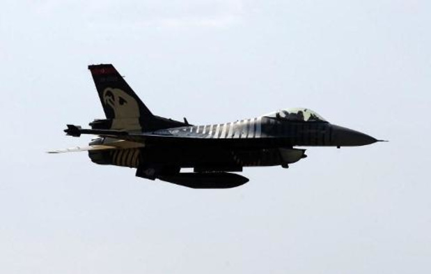 Turkse gevechtsvliegtuigen vliegen over bewoond Grieks eiland