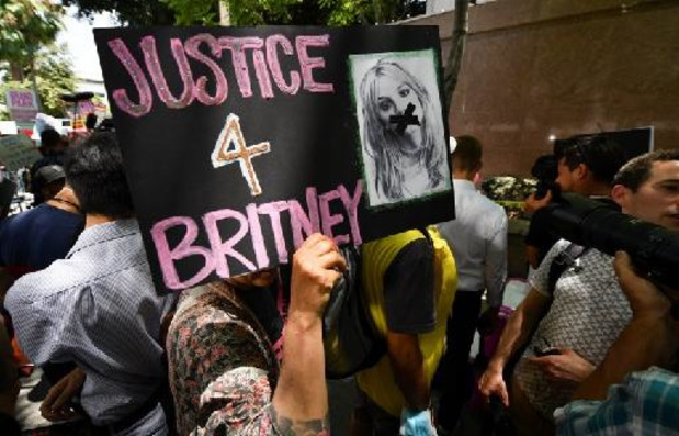 Le père de Britney Spears renonce à être son tuteur