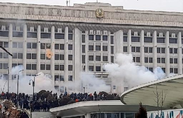 Demonstranten tegen hoge gasprijzen dringen hoofdgebouw van stadsbestuur binnen in Almaty