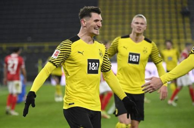 Belgen in het buitenland - Meunier helpt Dortmund met twee doelpunten aan ruime zege tegen Freiburg