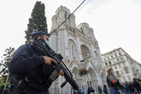 La France sous le choc au lendemain de l'attentat jihadiste de Nice, un homme interpellé