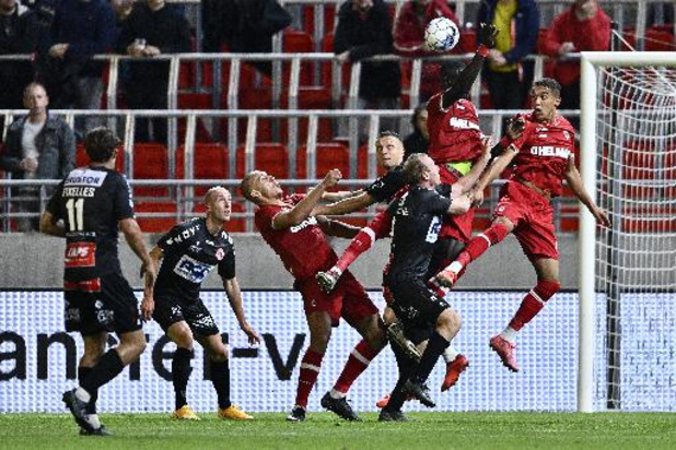 Jupiler Pro League - Courtrai "réfléchit" à des actions en justice après le report du match contre l'Antwerp