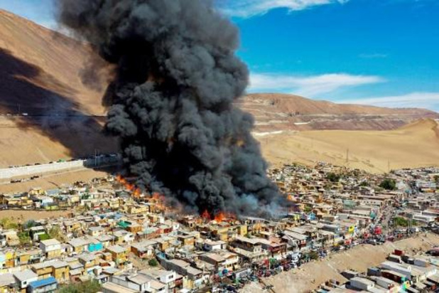 Minstens 100 huizen vernield door brand in Chili