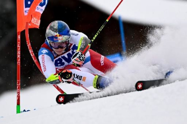 Marco Odermatt skiet naar zege in reuzenslalom van Adelboden
