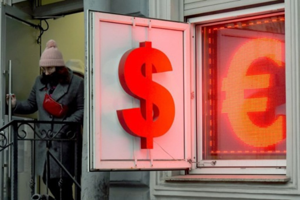 L'euro plonge sous 1,01 dollar, s'approche de la parité