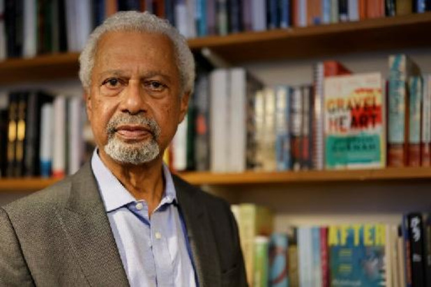Abdulrazak Gurnah reçoit son prestigieux prix Nobel de littérature à Londres