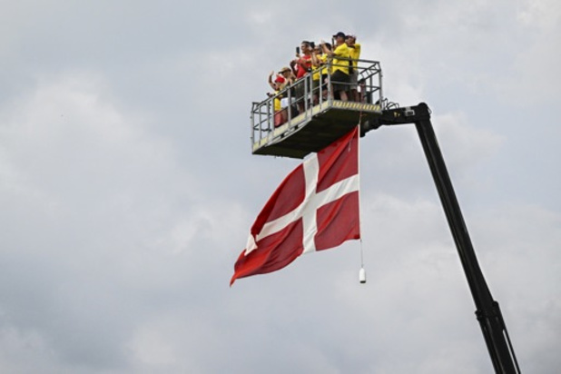 Hommage du peloton aux victimes de la fusillade à Copenhague au départ de la 4e étape