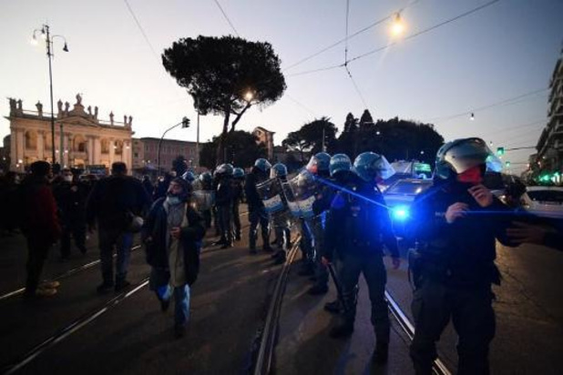 Coronavirus - Italie: tension avec la police lors d'une manifestation des anti-vaccins