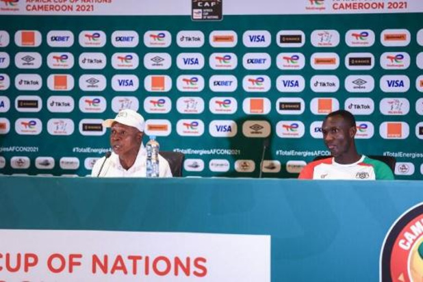 Africa Cup - Onbetaalde technicus koppelt microfoon los vlak voor persconferentie