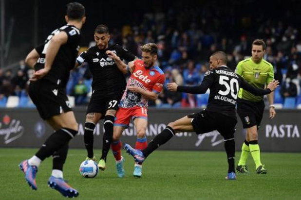 Dries Mertens joue une mi-temps lors de la victoire de Naples contre l'Udinese