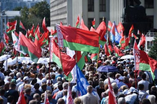 Duizenden mensen betogen in Minsk voor president Loekajkenko