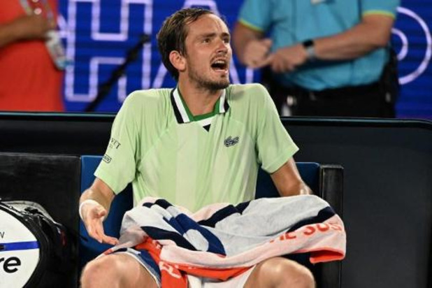 Australian Open - Medvedev krijgt boete voor tirade tegen scheidsrechter
