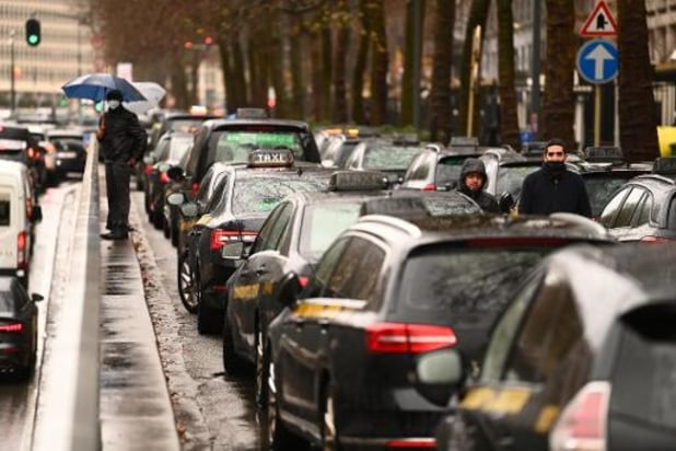 Les taxis poursuivent leurs blocages à Bruxelles pour s'opposer à une ordonnance pro-Uber