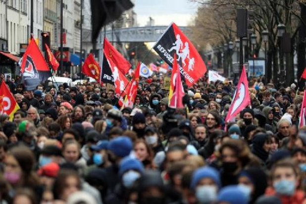 Plus de 2.000 manifestants à Paris contre le polémiste Eric Zemmour