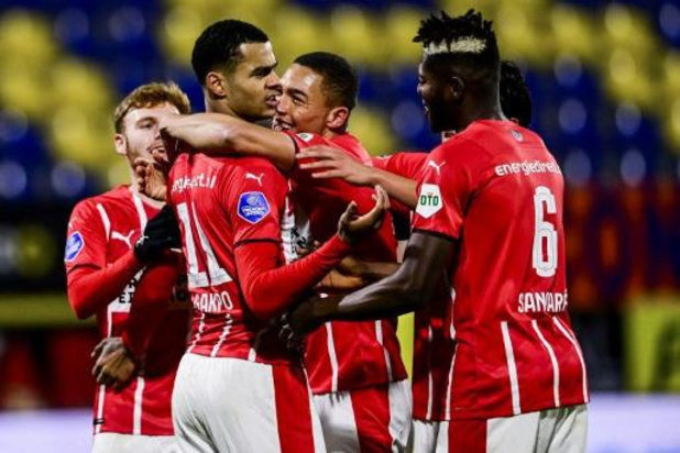 Belgen in het buitenland - PSV heeft maar 45 minuten nodig om halve finaleticket in beker veilig te stellen
