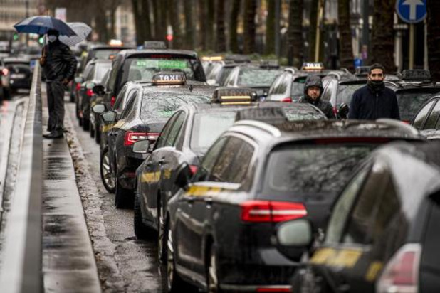 Taxichauffeurs voeren in Hasselt actie tegen coronamaatregelen