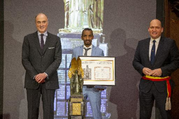 Bashir Abdi a reçu le Trophée du Mérite sportif de 2021 des mains du Prince Lorenz
