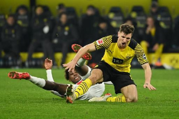 Belgen in het buitenland - Dortmund wint nipt van Stuttgart, Wolfsburg haalt dubbele achterstand op bij Bielefeld