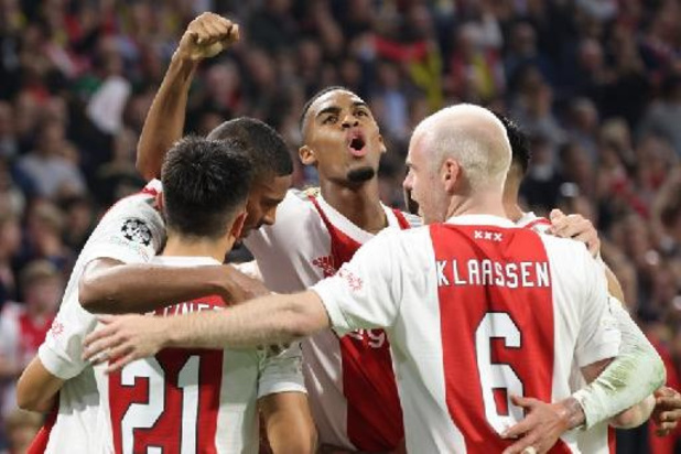 Belgen in het buitenland - Ajax smeert rivaal PSV forfaitscore aan en verstevigt leidersplaats