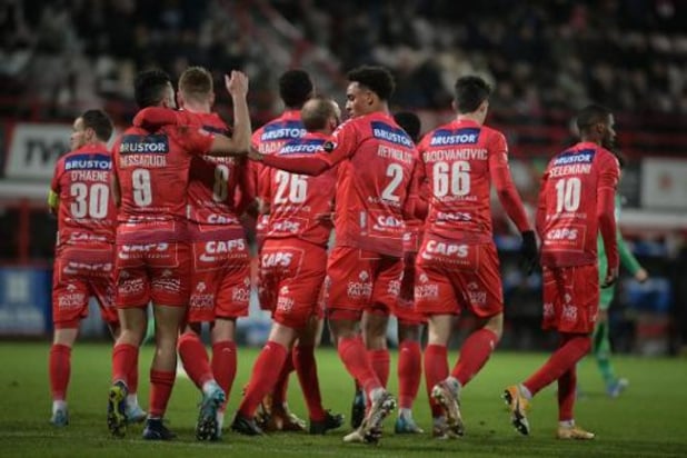 Jupiler Pro League - KV Kortrijk wint 5-0 van Zulte Waregem, burenduel ontsierd door supportersgeweld