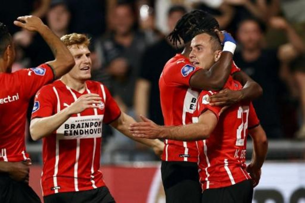 Belgen in het buitenland - PSV houdt kloof met koploper Ajax intact, Vitesse wendt vierde nederlaag op rij net af