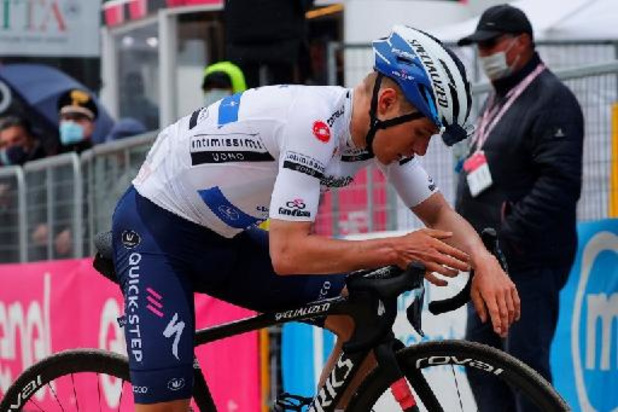 Giro - Evenepoel even gehinderd door ploegmaat Bernal: "Gelukkig verlies ik niet veel tijd"