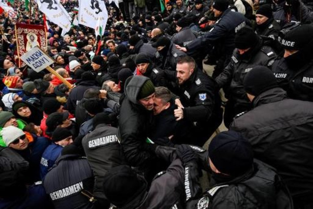 Protest in Sofia tegen coronabeleid mondt in rellen uit