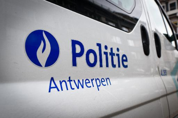 Anvers: 58 interpellations, les policiers visés par des tirs de mortiers d'artifices