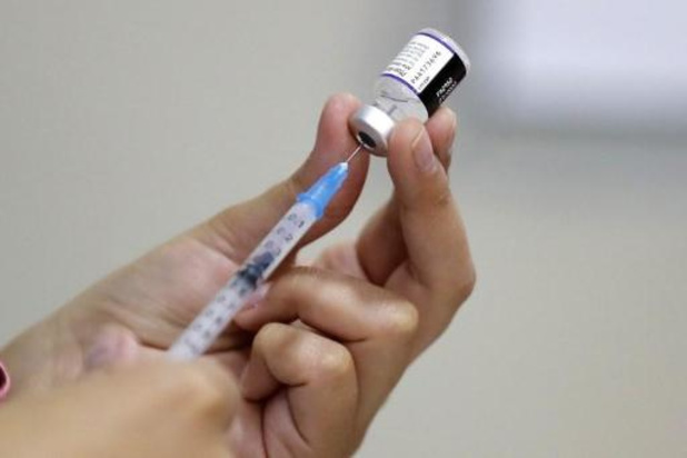 Covid: un vaccin de Pfizer adapté à Omicron sera prêt en mars, selon son PDG