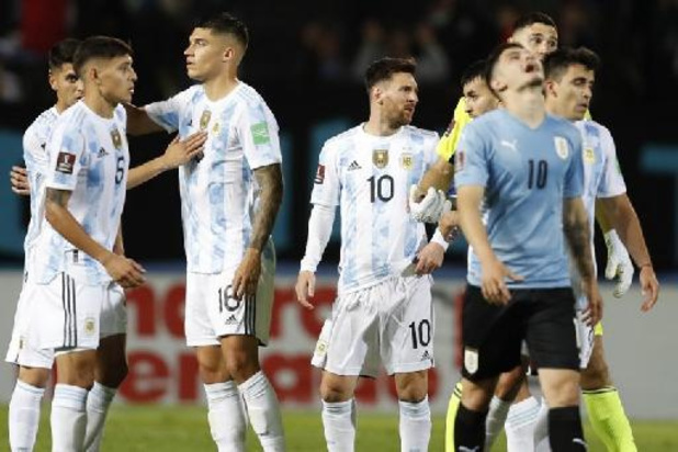 Kwal. WK 2022 - Argentinië, met invaller Messi, pakt zege in Uruguay