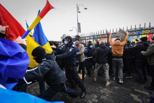 Roumanie: des manifestants anti-pass sanitaire tentent d'envahir le Parlement