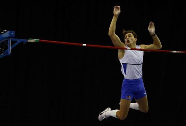 Armand Duplantis bat le record du monde de saut à la perche avec un saut à 6m19 à Belgrade