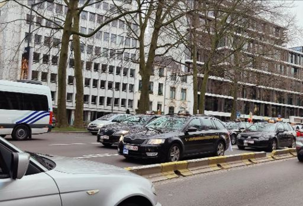 Une centaine de taxis manifestent à Bruxelles pour réclamer le contrôle des LVC