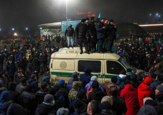"Tientallen" manifestanten gedood door politie in Kazachstan