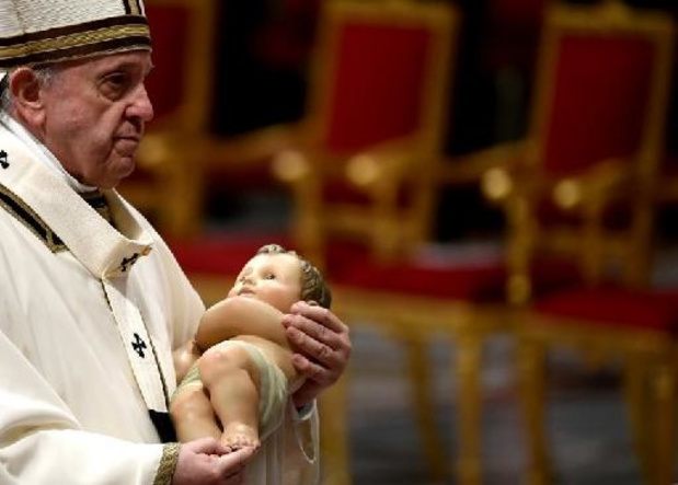 Paus Franciscus roept op kerstavond de gelovigen op "nederig" te zijn