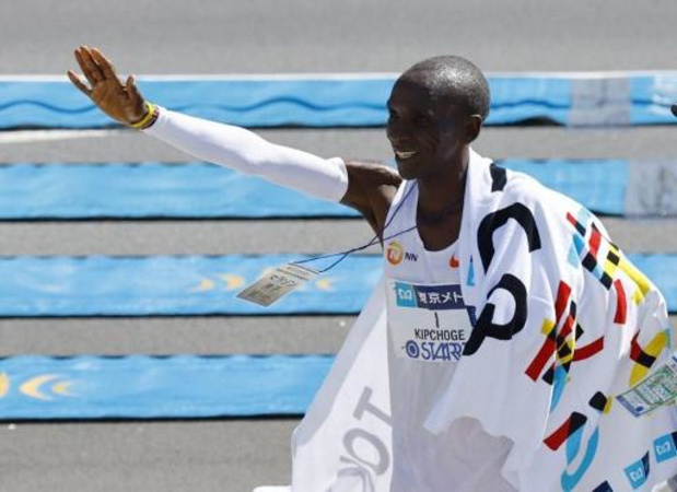 Kipchoge wint marathon Tokio in vierde tijd ooit