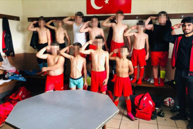 Voetbalbond start onderzoek naar militaire groet van Turkse voetballertjes uit Beringen