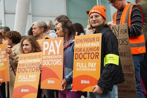 Le gouvernement britannique veut mettre fin aux grèves des médecins