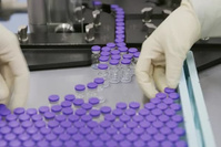 Covid: l'OMS demande aux labos de partager 50% de leurs vaccins avec Covax