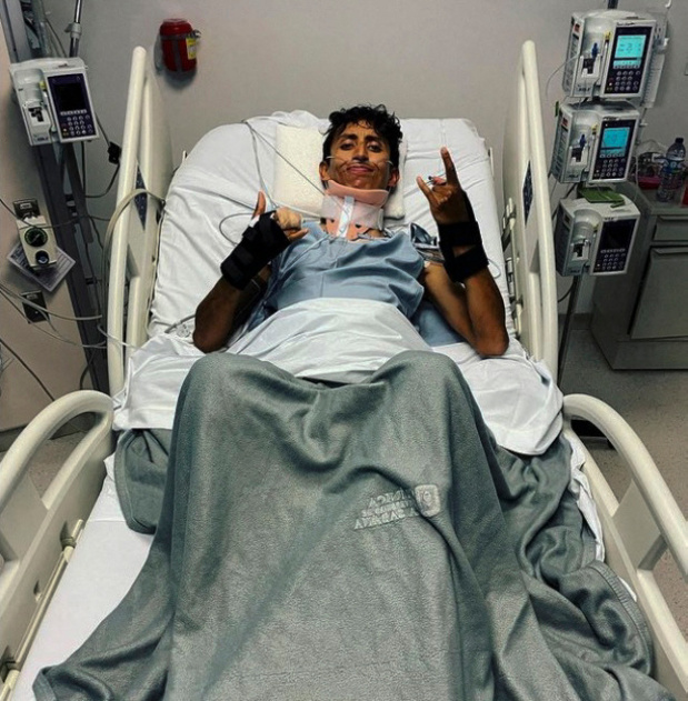 Egan Bernal reste optimiste après sa deuxième opération et malgré ses "vingt os cassés"