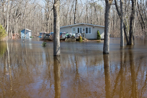 Inondations record au Canada, plus de 6.000 évacuations près de Montréal