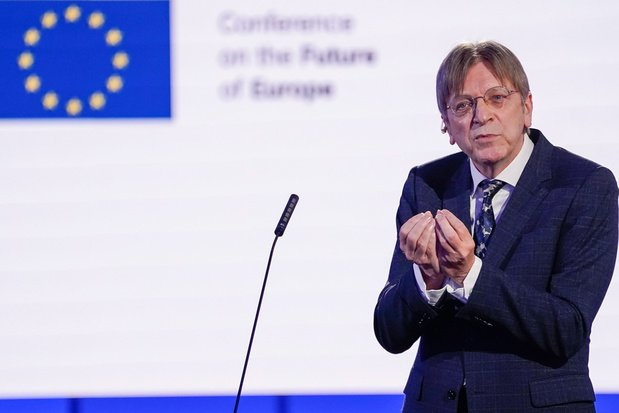 Verhofstadt pour une suspension immédiate du gaz et du pétrole russes