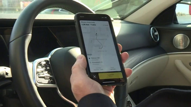 Uber-chauffeurs mogen smartphone niet meer gebruiken in Brussel