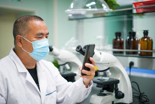 Un chercheur de la VUB teste la résistance aux antibiotiques à l'aide d'un smartphone