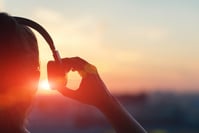 Vrai-faux: porter des écouteurs toute la journée, est-ce nocif pour l'audition?